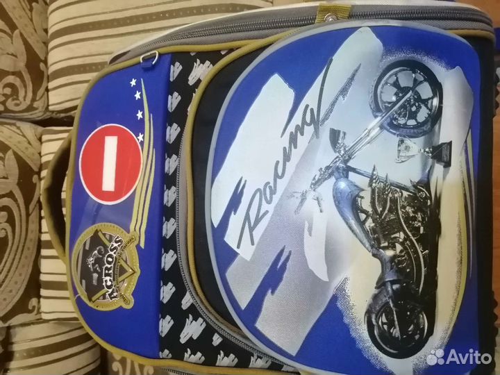 Ранец школьный для мальчика в отличном состояние