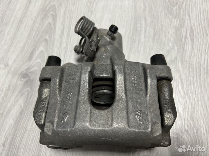 Задний левый суппорт mazda 3 bk