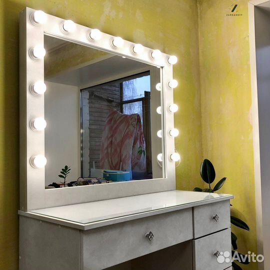 Гримёрное зеркало визажиста + туалетный столик