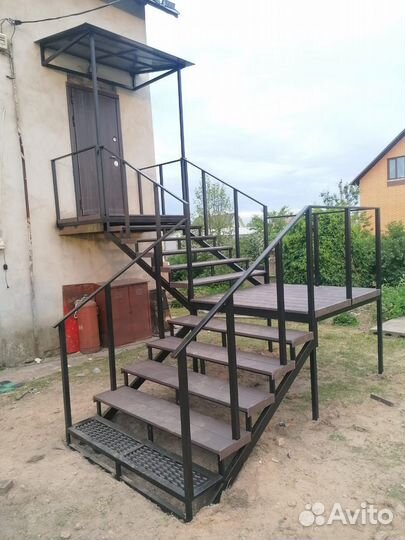 Уличная лестница с козырьком