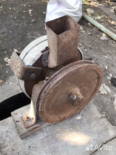 Мельница для зерна бу