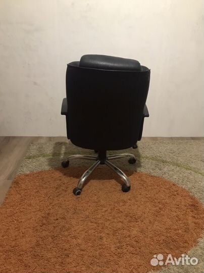 Офисное кожаное кресло