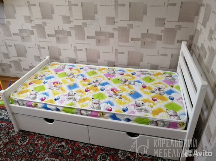 Кровать из дерева