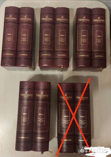 Пустые коробки от Hennessy Library