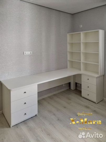 Стол у окна