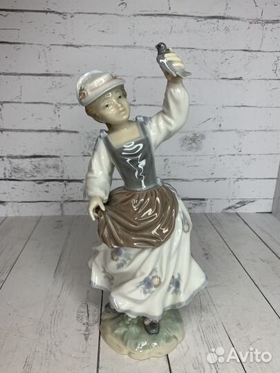 Фарфоровая статуэтка Девушка с птичкой в руке