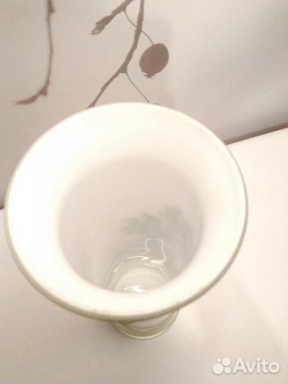 Ваза для цветов из молочного стекла. Винтаж