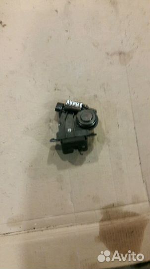 Замок багажника Тойота Аурис