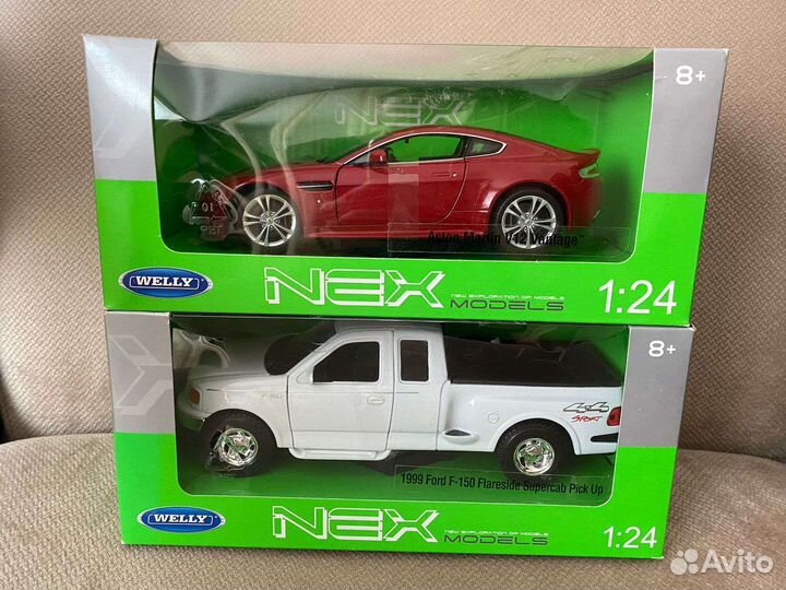 Модели Aston Martin V12 и 1999 Ford F-150, 1:24