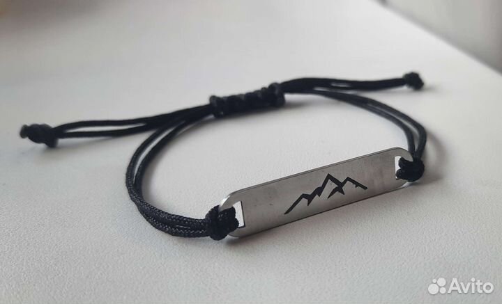 Браслет с гравировкой гор с регулируемым ремешком