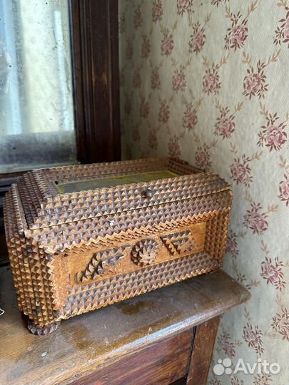 Деревянная шкатулка