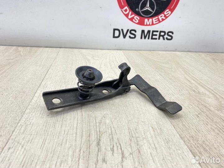 Замок капота верхний Mercedes Sprinter W 906