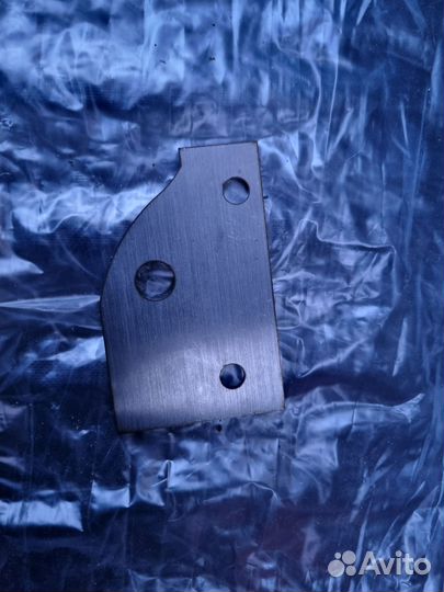 Кронштейн замка лючка бензобака лада веста