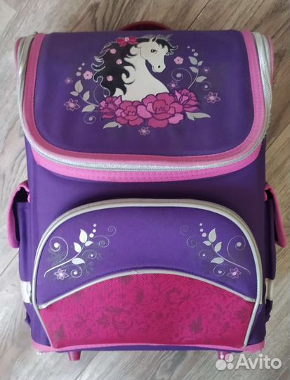 Школьные рюкзаки и зонт