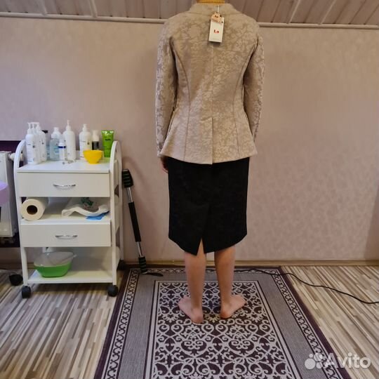 Продам костюм новый женский