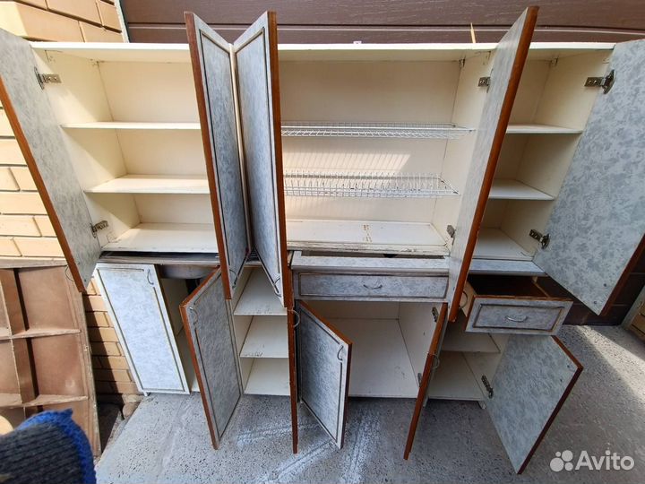 Красивая кухня с мойкой и смесителем доставка