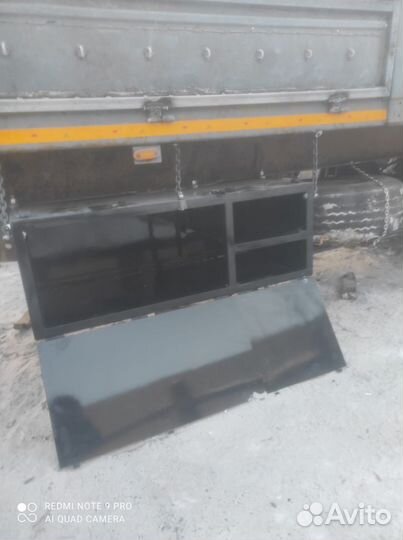 Инструментальный ящик для полуприцепа