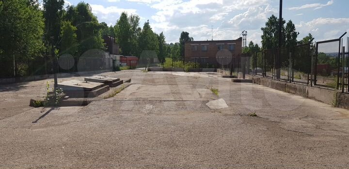 Открытая площадка,1000 м² с помещениями и краном