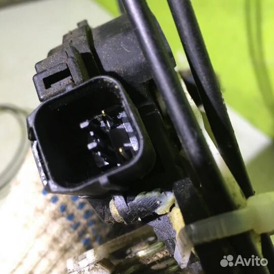 Замок двери задней правой Митсубиси Лансер 10