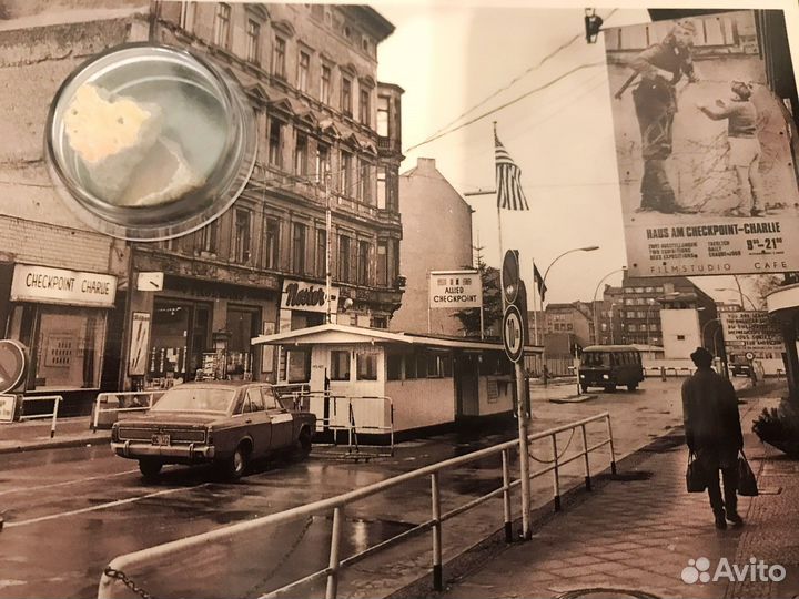 Открытка с куском Берлинской стены