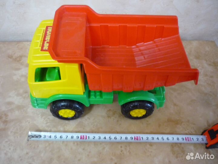 Детская игрушечная машина