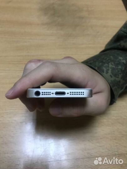 iPhone SE, 32 ГБ
