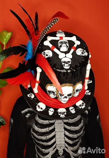 Шляпа-цилиндр с черепами для создания образа