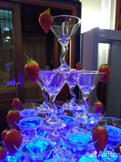 Шоу пирамида из бокалов шампанского на мероприятии