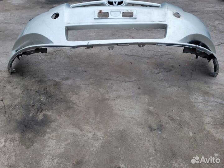 Бампер передний на Toyota Auris 1