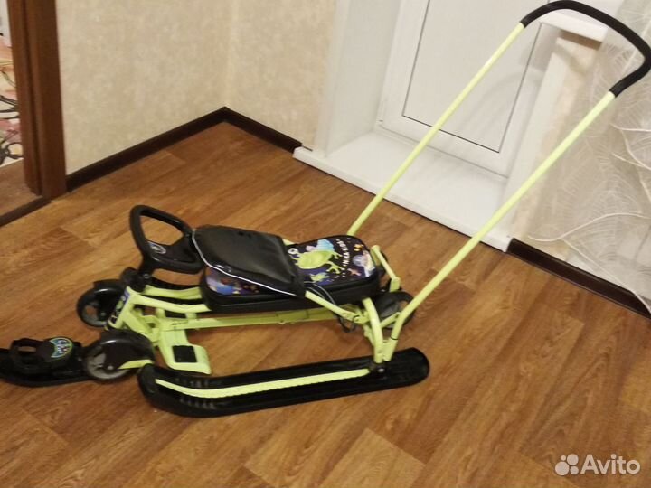 Детский снегокат с колесами