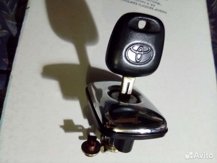 Замок двери багажника