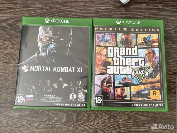 Xbox One S 1tb, 2 геймпада, зарядка и игры