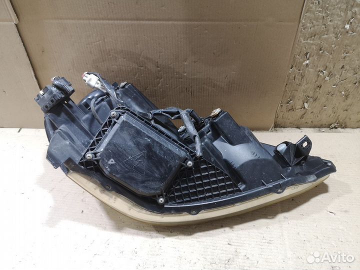 Фары Toyota Ipsum ACM21W ксенон