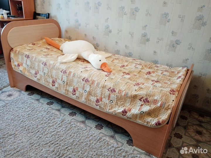 Кровать с матрасом б/у