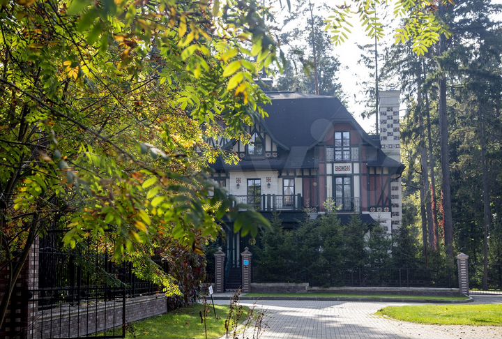 Дом 700 м² на участке 27 сот.