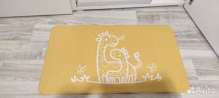 Противоскользящий коврик в ванну