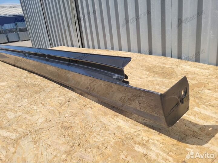 Накладка порога наружная правая Nissan Tiida 04-14