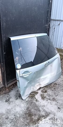 Дверь багажника Toyota Raum 2