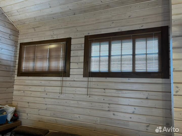 Горизонтальные деревянные жалюзи в дом