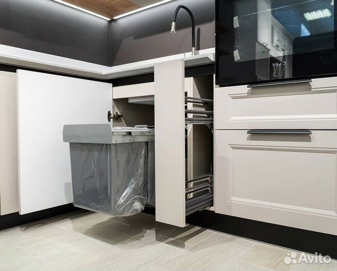 Угловая в потолок кухня на заказ