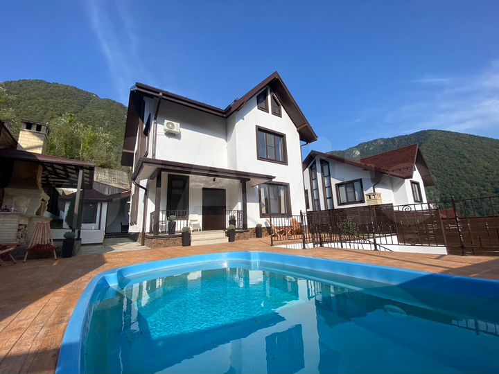 Дом 220 м² на участке 4,3 сот.