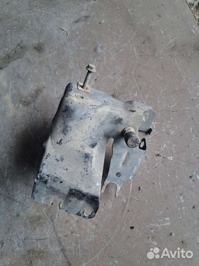 Кронштейн усилителя бампера Mercedes W211