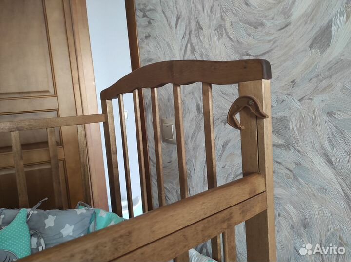 Детская кроватка с поперечным маятником