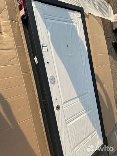 Дверь входная в квартиру новая