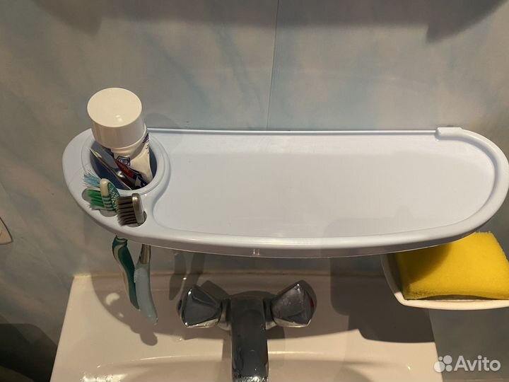 Зеркало в пластиковой раме 51 на 34 с полочкой