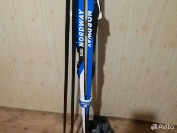 Лыжи, ботинки и лыжные палки