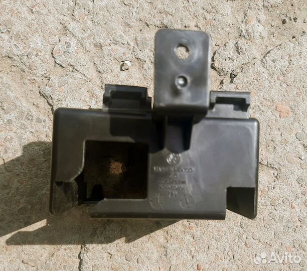 Кронштейн блока Media In бардачка Volkswagen Jetta