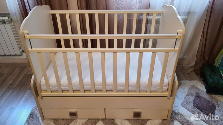 Детская кроватка с маятником