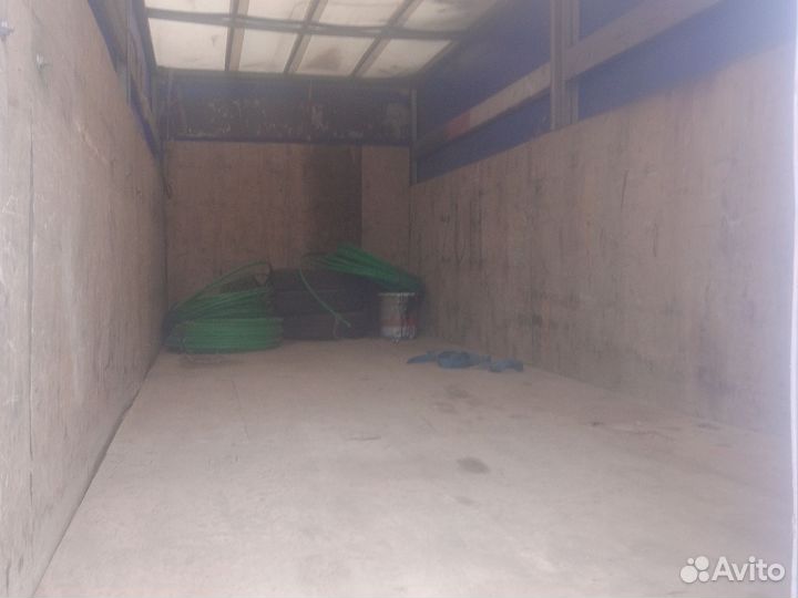 Водитель на своем грузовом автомобиле газель