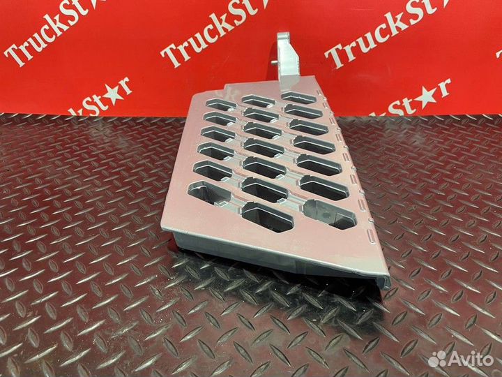 Ступенька подножки правой Volvo FH